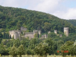 Gwrych Castle. Dot Potter [CC BY-SA 2.0 (http://creativecommons.org/licenses/by-sa/2.0)], via Wikimedia Commons