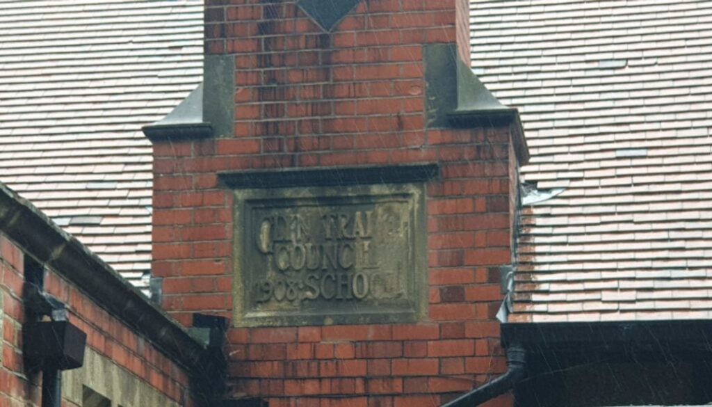 Ysgol pontfadog sign